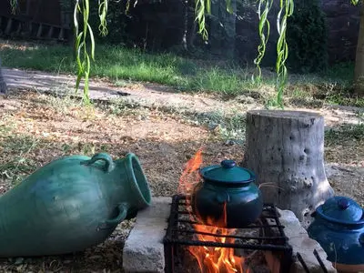 آبگوشت روی آتیش، اونم توی دیزی سفالی و وسط باغ / فیلم