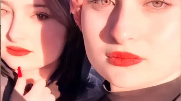 عکس عجیب دوقلو های پاستخت که همه را متعجب کرد!