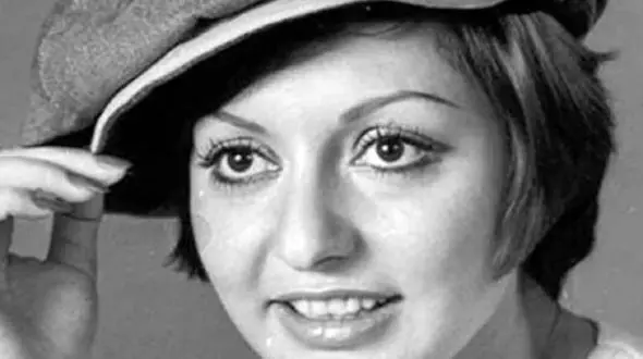 عکس سفر در زمان / «گوگوش و جمیله» در مراسم تشییع فریدون آتشین برادر گوگوش / سال 1355