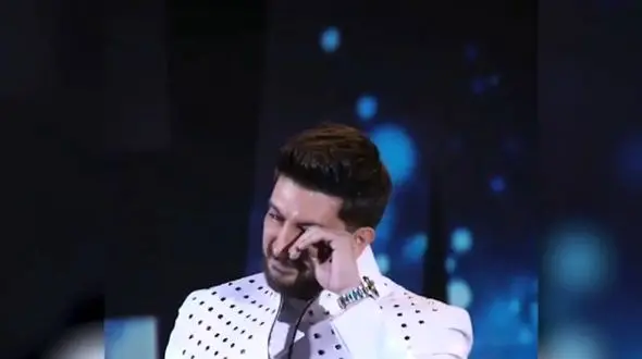 آواز باشکوه و جگرسوز فرزاد فرزین در کنسرتش / با گریه می خواند : تو رفتی زندگیمون رفت ...