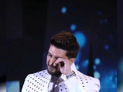 آواز باشکوه و جگرسوز فرزاد فرزین در کنسرتش / با گریه می خواند : تو رفتی زندگیمون رفت ...