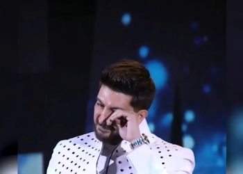 آواز باشکوه و جگرسوز فرزاد فرزین در کنسرتش / با گریه می خواند : تو رفتی زندگیمون رفت ...