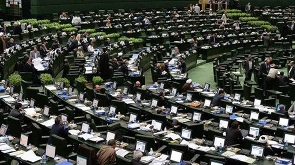 انتقاد خبرگزاری اصولگرا از نمایندگان اصولگرا: حتی بعد از سخنان رهبری کوتاه نیامدید و دنبال استیضاح بودید/ دنبال رای و فالور هستید؟