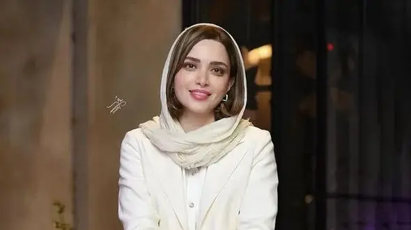 فیلم / احساساتی شدن و گریه بهنوش طباطبایی در کنسرت این خواننده خوش‌صدا/ بنمای رخ که باغ و گلستانم آرزوست؛ بگشای لب که قند فراوانم آرزوست