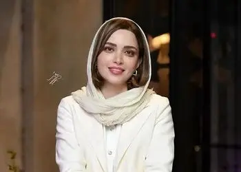 فیلم / احساساتی شدن و گریه بهنوش طباطبایی در کنسرت این خواننده خوش‌صدا/ بنمای رخ که باغ و گلستانم آرزوست؛ بگشای لب که قند فراوانم آرزوست...