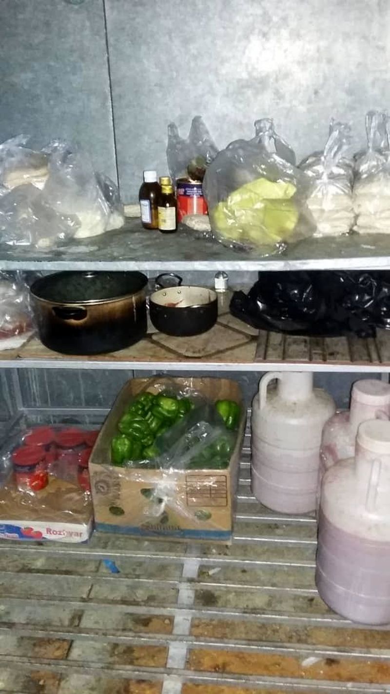  تهیه مواد اولیه ساندویچ فلافل و سوسیس بندری در محیطی کاملا غیر بهداشتی