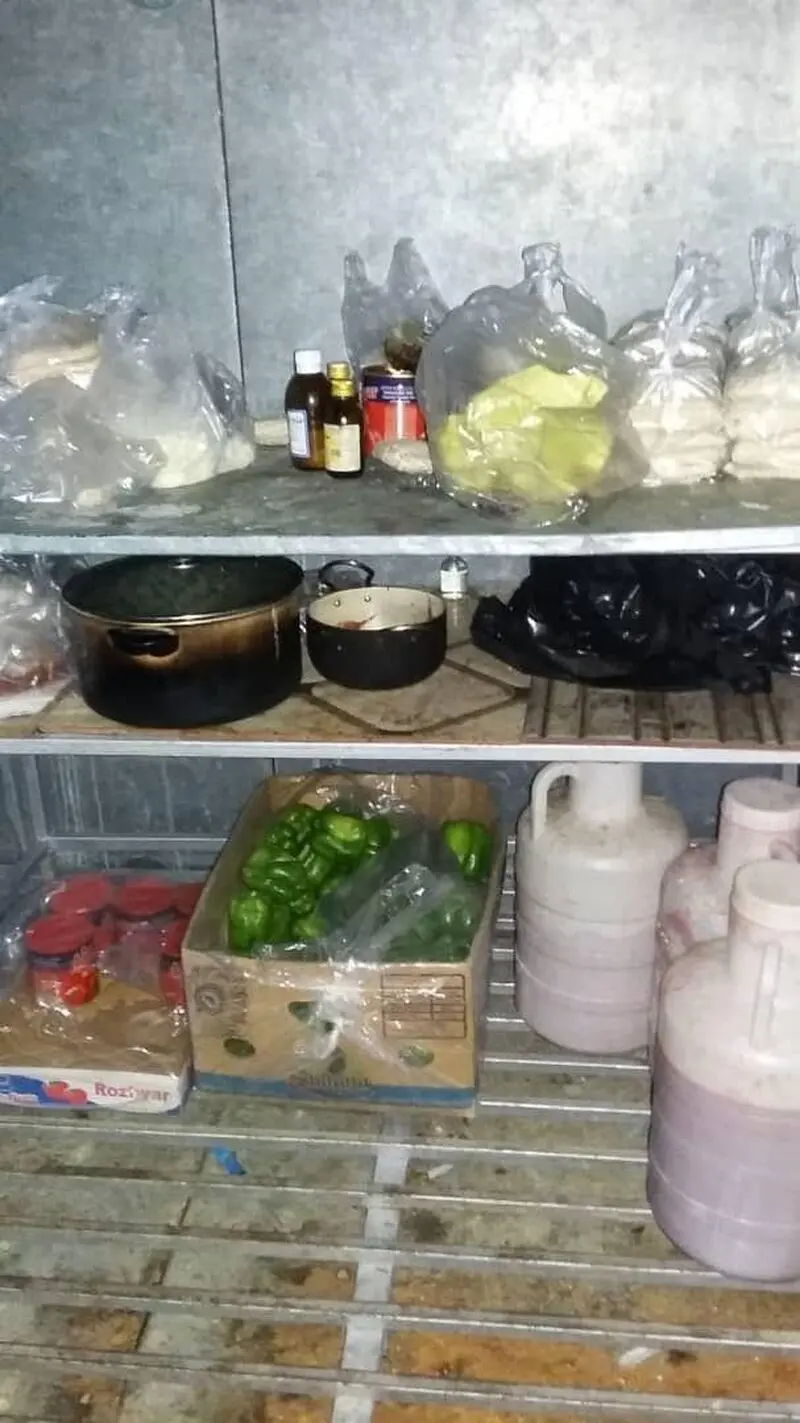  تهیه مواد اولیه ساندویچ فلافل و سوسیس بندری در محیطی کاملا غیر بهداشتی