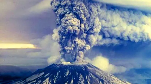 جذابیت آتشفشان اندونزی برای کوهنوردان + فیلم