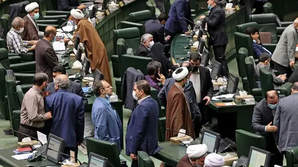 مجلس، «متشنج» شد /  جلوگیری از «تذکر» نماینده  به  مسمومیت‌های دختران دانش‌آموز