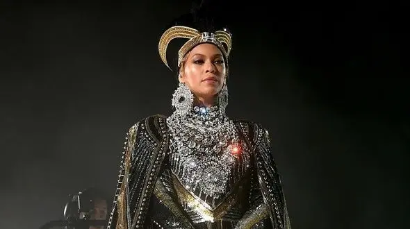 پدر خواننده معروف: دخترم قربانی اقدام پلید شده است+ تصاویر