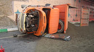 کامیون حامل ماسه در شهرک گلستان واژگون شد + عکس