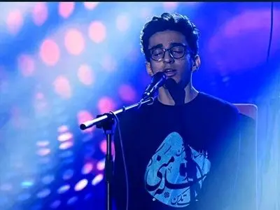 فیلم/ غوغای کنسرت باشکوه و تک نفره پارسا خائف نوجوان خوش صدای ایرانی با یک آهنگ اصیل در مسجد جامع اصفهان