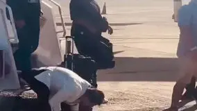 ببینید؛ بوسه بیژن مرتضوی بر خاک وطن پس از پیاده شدن از هواپیما
