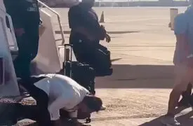 ببینید؛ بوسه بیژن مرتضوی بر خاک وطن پس از پیاده شدن از هواپیما