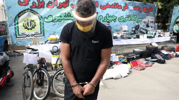 فیلم محل اصابت گلوله پلیس به ماشین مرد خطرناک! + فیلم گفتگو بعد از بازداشت