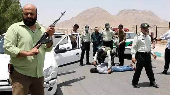 عکس لحظه دستگیری رییس باند مخوف در اهواز / کلت کمری پلیس روی شقیقه مرد تبهکار! + جزییات