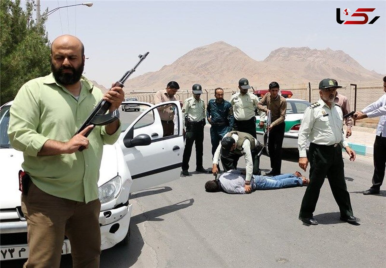 عکس لحظه دستگیری رییس باند مخوف در اهواز / کلت کمری پلیس روی شقیقه مرد تبهکار! + جزییات