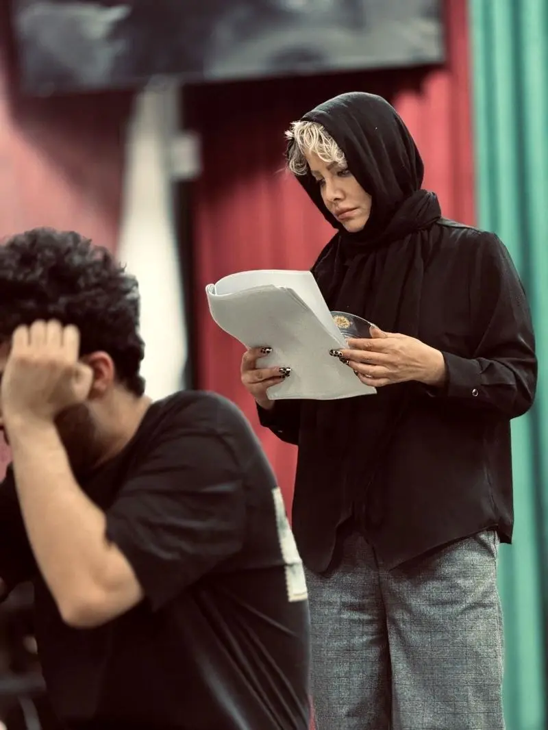 اجرای یک نمایش با بازی شراره رخام 