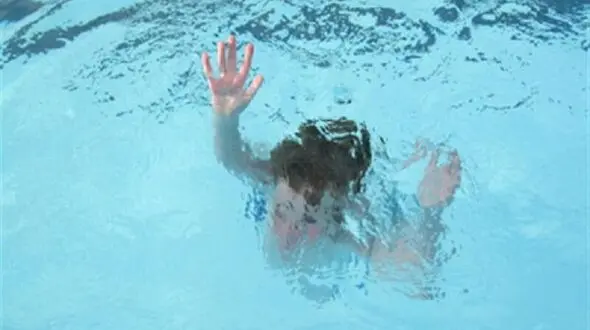 مرگ تلخ پسربچه 6 ساله در استخر خانه شان / همه شوکه شدند