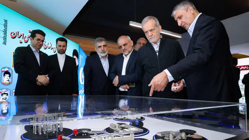 بازدید رئیس‌جمهور از نمایشگاه دستاوردهای صنعت هسته‌ای