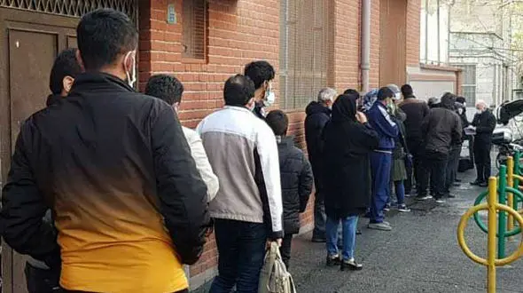 مردم برای دیدار با احمدی‌نژاد صف بستند+عکس