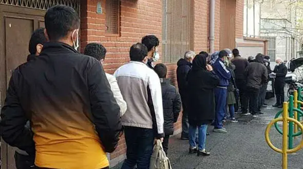 مردم برای دیدار با احمدی‌نژاد صف بستند+عکس