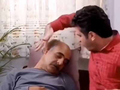 فیلم/ تلاش حبیب برای به هوش آمدن آقای امیری و گیر کردن انگشتش در گوش امیری/ این سکانس با اختلاف خنده‌دارترین سکانس لیسانسه‌هاست