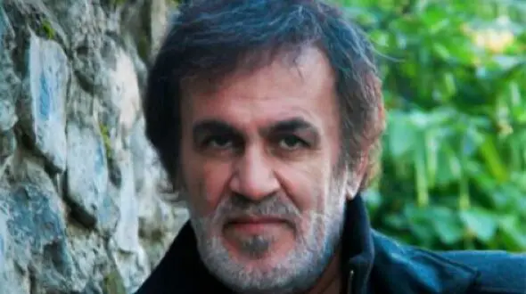 فیلم پخش آهنگ باشکوه حبیب از تلویزیون جلوی ساختمان شیشه ای سوخته صداوسیما / شنیدم چو قوی زیبا بمیرد!