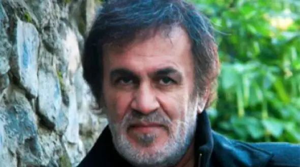 فیلم پخش آهنگ باشکوه حبیب از تلویزیون جلوی ساختمان شیشه ای سوخته صداوسیما / شنیدم چو قوی زیبا بمیرد!