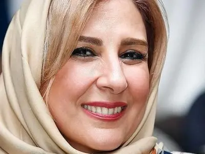 عکس/ خلوت و تنهایی مرجانه گلچین در یک کافه با دکور کریستالی زیبای پراز گل