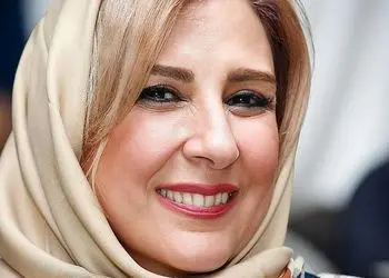 عکس/ خلوت و تنهایی مرجانه گلچین در یک کافه با دکور کریستالی زیبای پراز گل