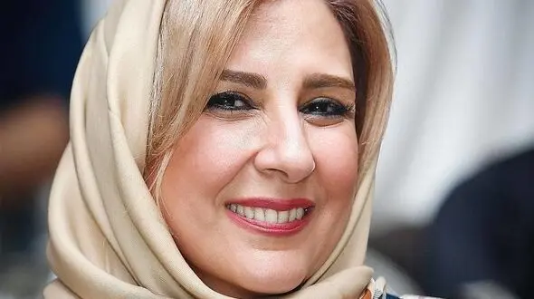 عکس/ خلوت و تنهایی مرجانه گلچین در یک کافه با دکور کریستالی زیبای پراز گل