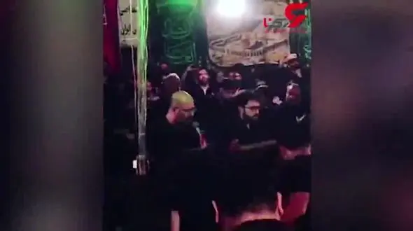 مداحی صداپیشه جناب‌خان در عزاداری امام حسین‌(ع) +فیلم 