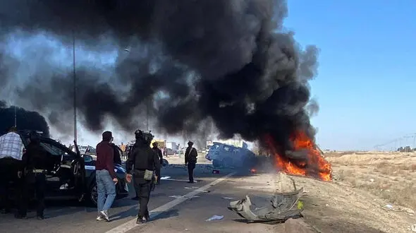 فیلم آتش گرفتن 3 خودرو بعد از تصادف با 13 کشته و 5 زخمی در عراق