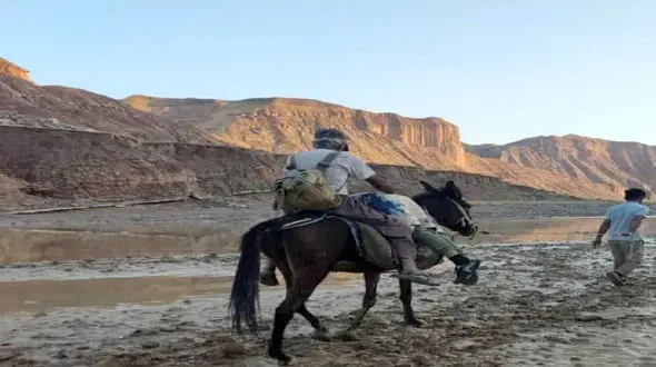 عکس تکاندهنده از انتقال جنازه پسر در گناوه / ساده زیست ترین پدر ایران !