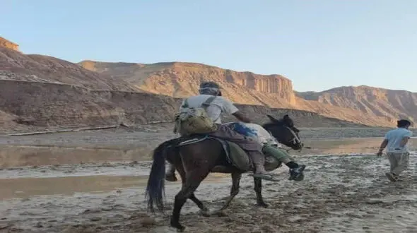 عکس تکاندهنده از انتقال جنازه پسر در گناوه / ساده زیست ترین پدر ایران !