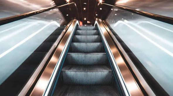 ببینید / لحظه هولناک بلعیدن شدن یک مرد توسط پله‌ برقی + فیلم