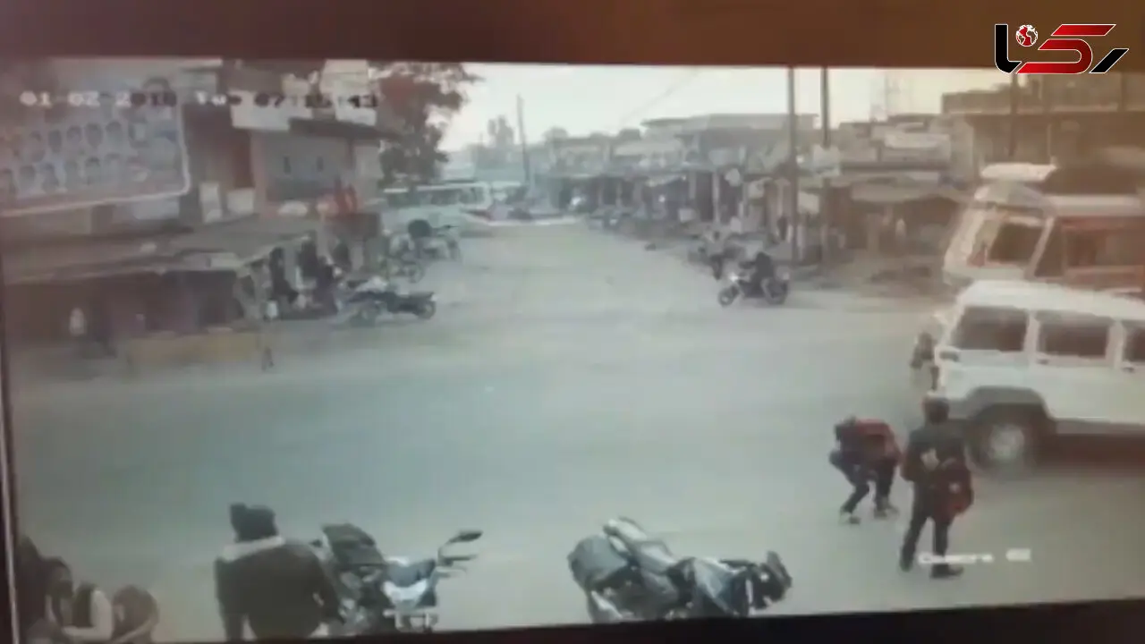 لحظه دلهره‌آور فرار 5 دانشجو از تصادف هولناک + فیلم