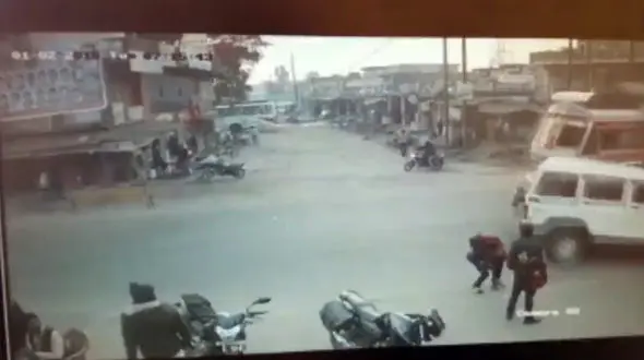 لحظه دلهره‌آور فرار 5 دانشجو از تصادف هولناک + فیلم