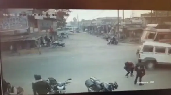 لحظه دلهره‌آور فرار 5 دانشجو از تصادف هولناک + فیلم