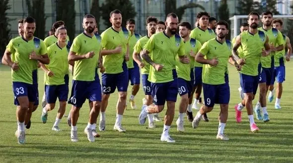 نمایی از کارتون فوتبالیست ها در تمرین استقلال/ بازسازی حرکت سوباسا و کاکرو! + عکس