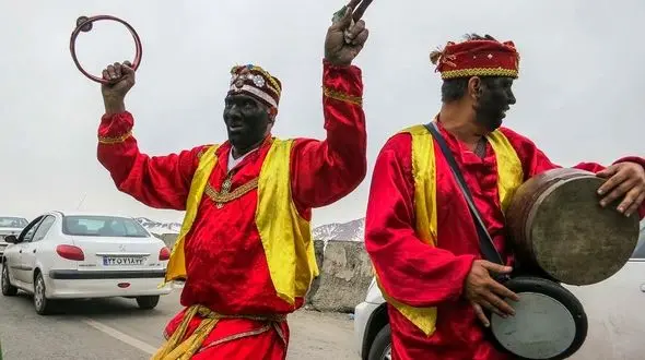 کارناوال نوروزی در خیابان های تهران با آوازخوانی حاجی فیروزهای ماسکی + فیلم