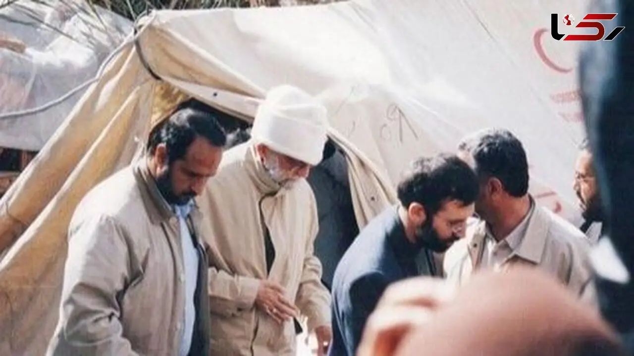فیلم/ حضور بدون اطلاع قبلی رهبر معظم انقلاب و پسرشان با لباسی متفاوت برای آگاهی از وضعیت مردم و نان خشک خوردن ایشان
