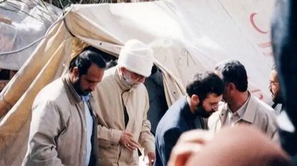 فیلم/ حضور بدون اطلاع قبلی رهبر معظم انقلاب و پسرشان با لباسی متفاوت برای آگاهی از وضعیت مردم و نان خشک خوردن ایشان