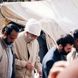 فیلم/ حضور بدون اطلاع قبلی رهبر معظم انقلاب و پسرشان با لباسی متفاوت برای آگاهی از وضعیت مردم و نان خشک خوردن ایشان