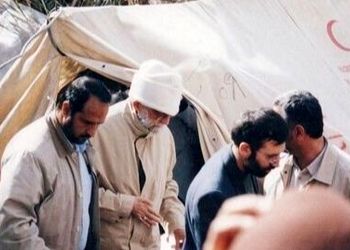فیلم/ حضور بدون اطلاع قبلی رهبر معظم انقلاب و پسرشان با لباسی متفاوت برای آگاهی از وضعیت مردم و نان خشک خوردن ایشان