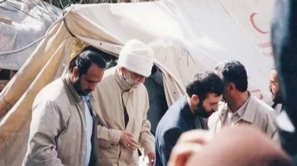 فیلم/ حضور بدون اطلاع قبلی رهبر معظم انقلاب و پسرشان با لباسی متفاوت برای آگاهی از وضعیت مردم و نان خشک خوردن ایشان