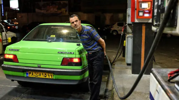 آب+هوا+بنزین/ برای ۳۰ لیتر بنزین ۴۰ هزار تومان پول می‌گیرند!