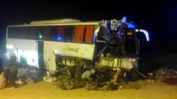 تصادف اتوبوس و تریلی در محور دامغان با 22 مصدوم / راننده فوت کرد