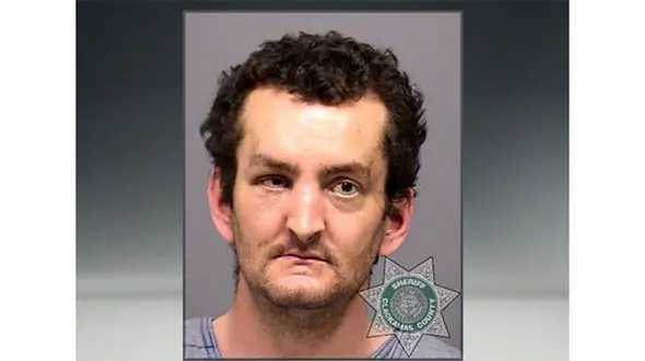 مرد قاتل سر بریده مادرش را به دست گرفت و به خیابان رفت + عکس 